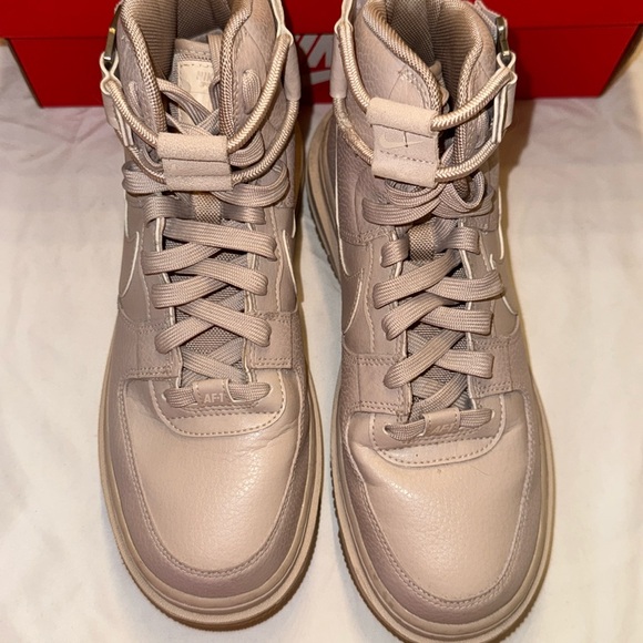 Nike Air Force 1 Utility 2.0
Fossil Stone (Women's)
Women’s size 8 - Picture 3 of 7